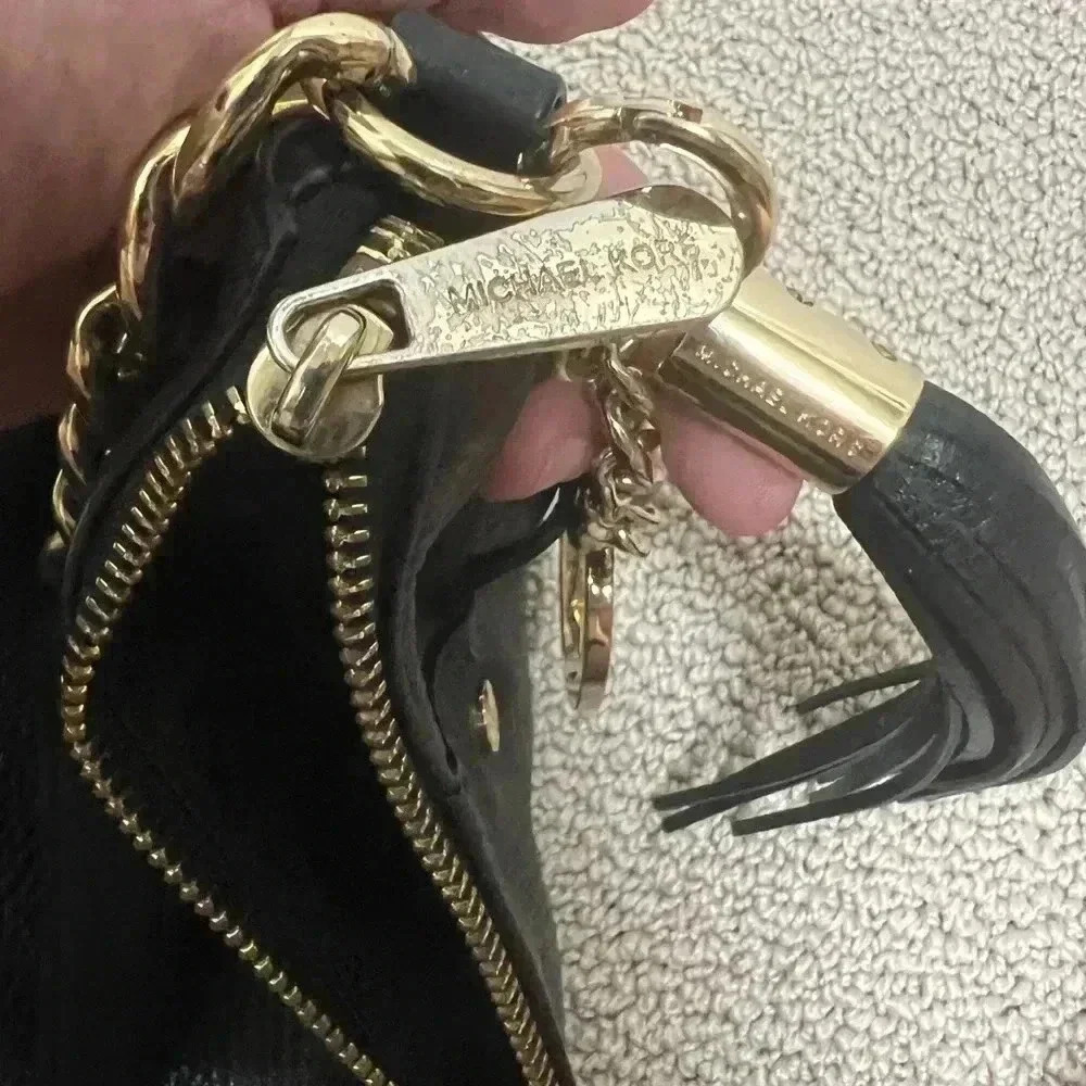 MICHAEL KORS BLACK OVER THE SHOULDER BAG - Picture 7 of 8